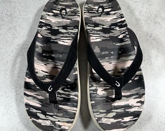 OluKai Women's Sandals Nu'a Pi'o Black Camo Pink Flip Flops Size 9 EUR 39