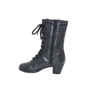 Op de afbeelding: Zwarte leren veterlaars met een zijrits en een kleine hak. De laars heeft een ronde neus en een getextureerde afwerking. De veters zijn zwart en de hak is ongeveer 5 cm hoog.