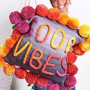 Modèle Tricot Coussin &quot;Good Vibes&quot; – Patron PDF à Télécharger – Décor Coloré avec Pompons
