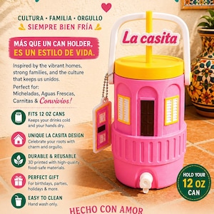 Può includere: Un portabibite cilindrico rosa progettato per assomigliare a una piccola casa con coperchio giallo, manico bianco e un rubinetto bianco alla base. L'esterno presenta finestre e una porta modellate, con un'etichetta abbinata a forma di porta.