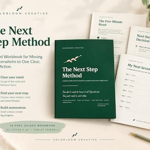 Puede incluir: Un cuaderno de trabajo guiado de 18 páginas en color verde oscuro titulado The Next Step Method, con un icono floral blanco. El cuaderno se muestra con tres páginas internas que contienen texto, listas de verificación y encabezados como The Five-Minute Reset y My Next Seven Days.