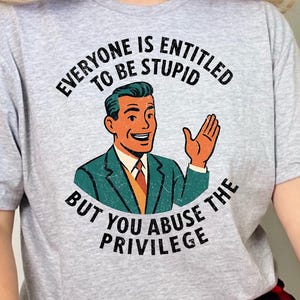 Funny Png, Każdy ma prawo być głupi, ale ty nadużywasz przywileju, Sarkastyczny projekt koszulki retro, Zniszczony Png, Zabawna koszulka vintage