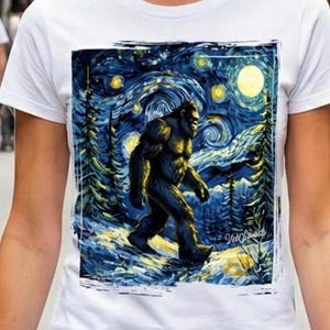 Könnte beinhalten: Weißes T-Shirt mit einem Bigfoot-Design im Stil von Van Goghs "Sternennacht". Die Grafik zeigt eine dunkle Figur, die durch einen Wald unter einem wirbelnden Sternenhimmel geht. Die Person trägt Jeansshorts.