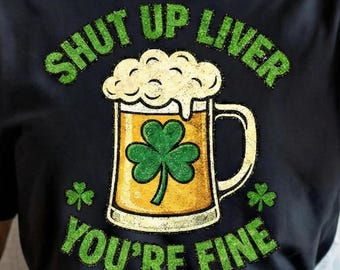 Cállate, hígado, estás bien PNG / Diseño divertido de camiseta de cerveza del Día de San Patricio / Cerveza de trébol retro desgastada PNG / Humor irlandés sobre beber PNG