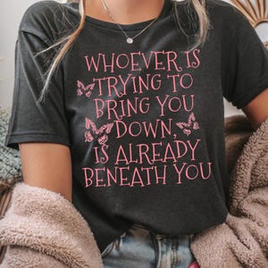 Wer auch immer versucht, Sie zu Fall zu bringen, ist bereits unter Ihnen - Inspirierender Spruch - PNG - Sofortiger Download - Original Designer