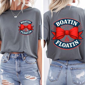 Boatin und Floatin Coquette Bow - Rot, Weiß und Blau Design - Patriotic Lake Design - PNG - Sublimation PNG - See, Pool, Meer, Fluss