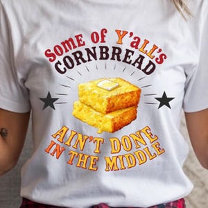 Dicho sureño divertido PNG - Camiseta divertida - El pan de maíz no se hace a la mitad - Diseño PNG de sublimación - Png sarcástico - Sarcasmo femenino