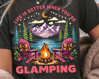 Glamping PNG / Boujee / Sillas con lazo rosa / Fogata, Escena de montaña / Camiseta femenina / Camping chic / Diseño PNG de sublimación