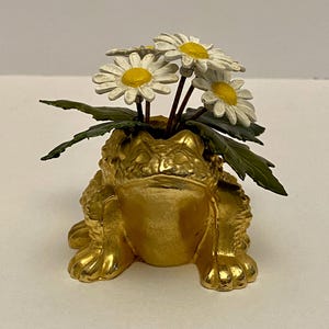Vintage Gold Tone Metal Frog w/Flowers Daisy’s Figurine Cottage Core Kitsch A-19.
