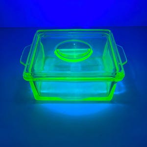 Vintage Hazel Atlas Uranium Glass Refrigerator Dish w/Lid (Few Flea Bites) A9.
