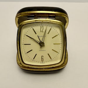 VTG Europa 2 Jewels uppdragbar reseväckarklocka med svart clamshell-fodral, fungerar D6.