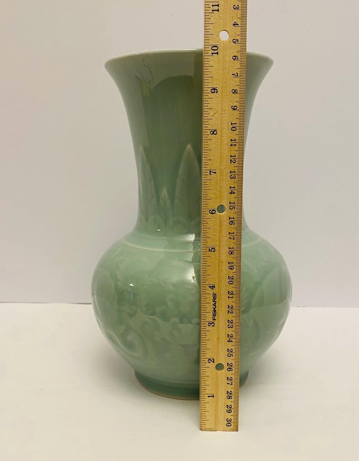 ヴィンテージ中国龍泉青磁磁器 高さ10インチの花瓶 象のモチーフ VGC