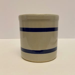 Puede incluir: Un porta cubiertos de cerámica blanca con dos rayas azules alrededor del centro.