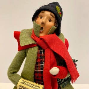 Vintage Signed Byers Choice Carolers Christmas Man with Wreath Caroling (Rare).