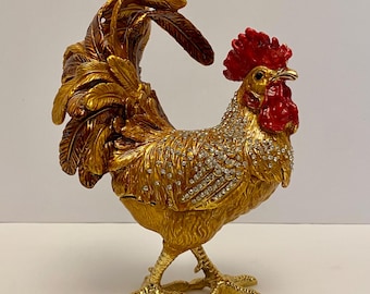 Caja de baratijas vintage de 7,5” de alto en forma de gallo, de peltre esmaltado y cristales austriacos, A-17.