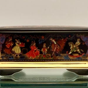 Puede incluir: Un juego de tres tazas de cerámica con un acabado mate moteado. Las tazas son de color crema, gris claro y gris oscuro. Cada taza tiene un diseño simple y minimalista y un asa redondeada.