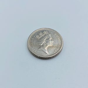 Vintage 1990 British 5 Penny 5 Pence Coin Queen Elizabeth II 3rd Portrait A-16.