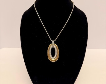Vintage Brighton 18” Uptown Shine halsband i silver och guld med ovalt pavekristallhänge. Utgått (E-5).