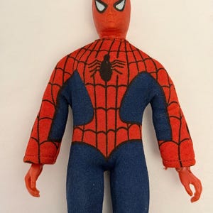 Figura de acción de plástico vintage Mego 8” Spider Man de 1974 con traje, rara. imagen 2