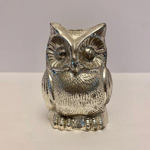 Salvadanaio vintage a forma di gufo in metallo placcato argento (anti-ossidazione), kitsch, da collezione.