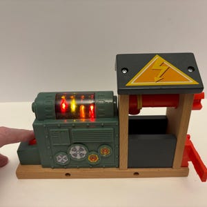 Thomas & Friends Holzeisenbahn Tank- Ladestation HTF Auslauflehre Kurve