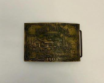 Fibbia per cintura vintage Jack Daniels in ottone, edizione da collezione dell'Esposizione di St. Louis, Missouri, del 1904, E5. Si tratta di una fibbia per cintura pesante e ben realizzata.