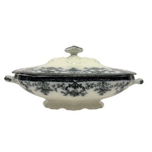 Antyczna waza New Wharf Pottery Regent Semi Porcelain Cover, pokryta materiałem termoizolacyjnym.