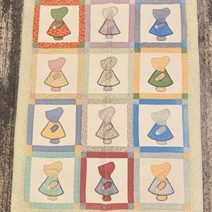 Vintage Original Hand Stitched Sun Bonnet Sue Pattern Quilt 41” x 54” EUC.