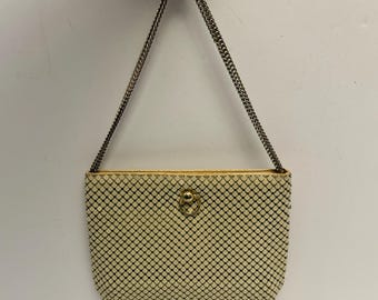 Bolso de noche vintage Whiting & Davis de malla metálica beige con doble cadena dorada, modelo C-8. Fabricado en Hong Kong.