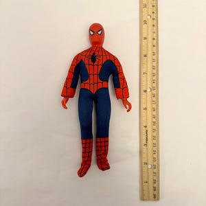 Figura de acción de plástico vintage Mego 8” Spider Man de 1974 con traje, rara. imagen 1