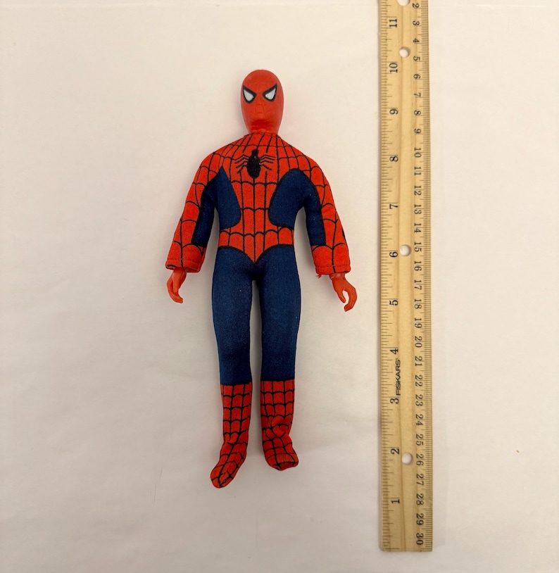 Figura de acción de plástico vintage Mego 8” Spider Man de 1974 con traje, rara. imagen 1