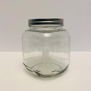 Vintage vierkante doorzichtige geribbelde glazen pot met metalen deksel Hoosier-stijl A-7.