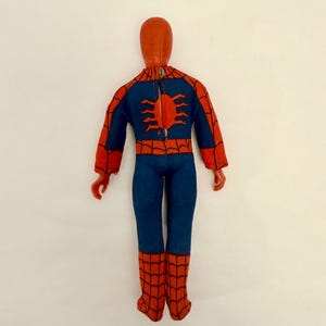 Figura de acción de plástico vintage Mego 8” Spider Man de 1974 con traje, rara. imagen 7