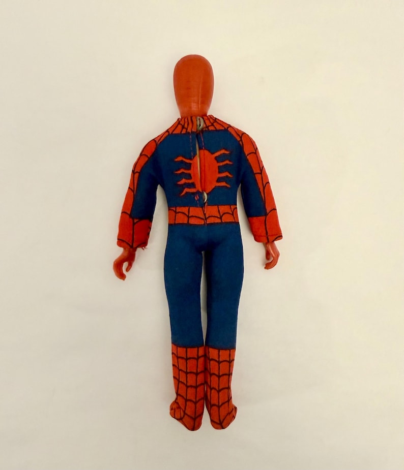 Figura de acción de plástico vintage Mego 8” Spider Man de 1974 con traje, rara. imagen 7