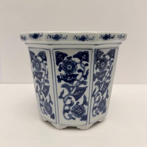 Vintage Bombay Porcelain Blue & White Floral Planter Chinoiserie.