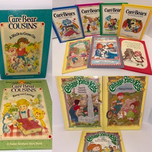 Puede incluir: Una colección de libros de cuentos infantiles antiguos que presentan a Care Bear Cousins, Cabbage Patch Kids, Raggedy Ann y Strawberry Shortcake. Los libros tienen portadas ilustradas coloridas con varios personajes, títulos y la marca Parker Brothers.