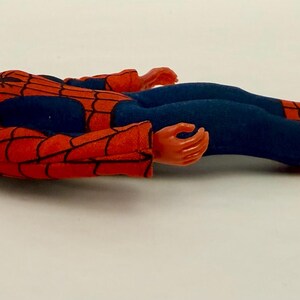 Figura de acción de plástico vintage Mego 8” Spider Man de 1974 con traje, rara. imagen 6