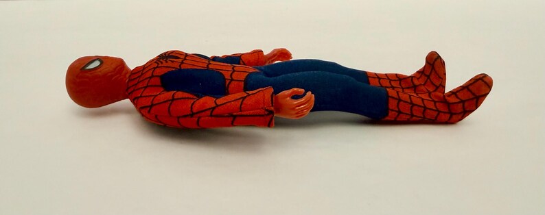 Figura de acción de plástico vintage Mego 8” Spider Man de 1974 con traje, rara. imagen 6