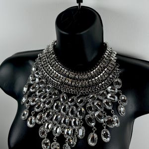 Bijoux fantaisie. Ensemble collier et boucles d&#39;oreilles