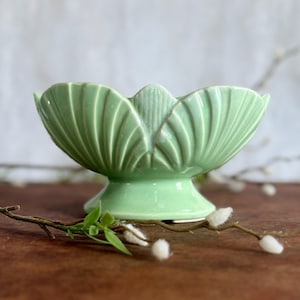 Vaso de cerâmica com acabamento em esmalte verde menta pastel, em estilo meados do século XX, com borda ondulada e a marca "USA" - American Bisque Company - Presente vintage para jardineiros.