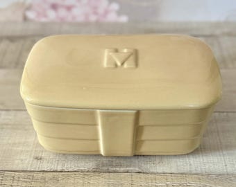 Plato refrigerado Hall for Westinghouse HotPoint con tapa, color beige, de cerámica con esmalte de uranio de la década de 1930 (anterior a la Segunda Guerra Mundial) - Cocina Art Déco vintage
