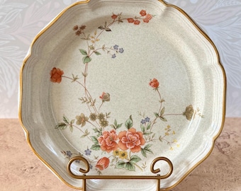 Plato llano floral "Silk Bouquet" de Mikasa Garden Club, de mediados de siglo, de cerámica japonesa con estampado floral.