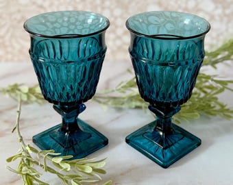 Juego de 2 copas de vino vintage de pie cuadrado en azul Mount Vernon de Indiana Glass, estilo MCM - Años 60. Vidrio prensado turquesa con patrón de rombos acolchados.