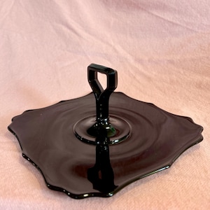 L.E. Smith Black Amethyst Mt. Pleasant keyhole handled serving plate / tidbit tray circa 1925-1934