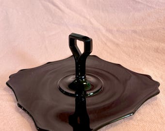 L.E. Smith Black Amethyst Mt. Angenehme Schlüsselloch Servierplatte / Depression Glas Leckerbissen Tablett - Retro Gothic Halloween Dekor