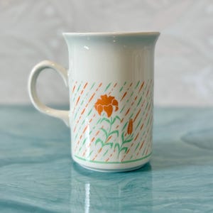 ヴィンテージ キルンクラフト オレンジ＆グリーン ユリ柄 スリム トール セラミックマグカップ（イギリス、チャーチル製） - 1980年代 コテージコア キッチン - レトロな英国陶器