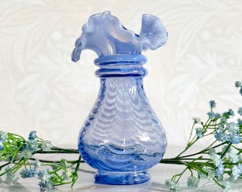 Fenton Art Glass stoffige pastelblauwe en witte opaalachtig gedrapeerd patroon bloemenvaas met gegolfde en geplooide bovenkant - mangaangloed - hemelsblauw