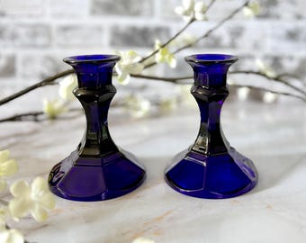 Paar van 2 kobaltblauwe vintage Libbey Worthington-kandelaars met panelen - juweelkleur retro decor - klassieke indigo kandelaars