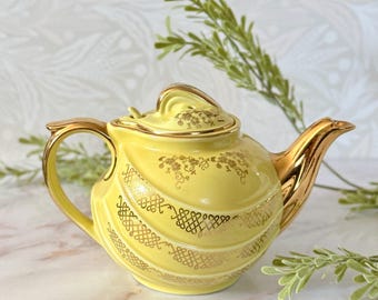 "Vintage 1930er Jahre Hall China ""Parade"" Kanarienvogel Gelb und Gold Akzent verzierte Teekanne mit Deckel - große vergoldete Schriftrolle & florale antike Teekanne."