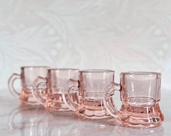 Set med 4 vintage blush pink mini ölbryggare / muggformade depressionsglas - Barware Trinket Collection - Barnens teservis
